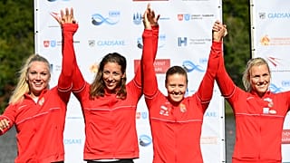 Az ezüstérmes Kozák Danuta (j2), Csipes Tamara (b2), Kárász Anna (j) és Gazsó Alida (b) a kajak-kenu világbajnokság kajak négyesek női 500 méteres versenyének döntője utáni er