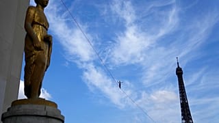Le funambule Nathan Paulin, lors de son exploit parisien, ce samedi 18/09/2021