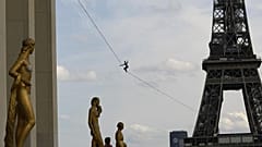 Spektakulärer Hochseilakt: Nathan Paulin balanciert über Paris