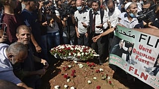 Des Algériens déposent des fleurs sur la tombe de l'ex-président Abdelaziz Bouteflika - Alger (Algérie), le 19/09/2021