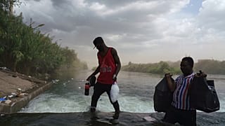 A Rio Grande-folyón keresztül közlekednek a menekülők Mexikó és az USA között