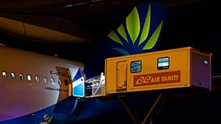 Des patients Covid-19 à l'aéroport de Papeete le 17 septembre 2021