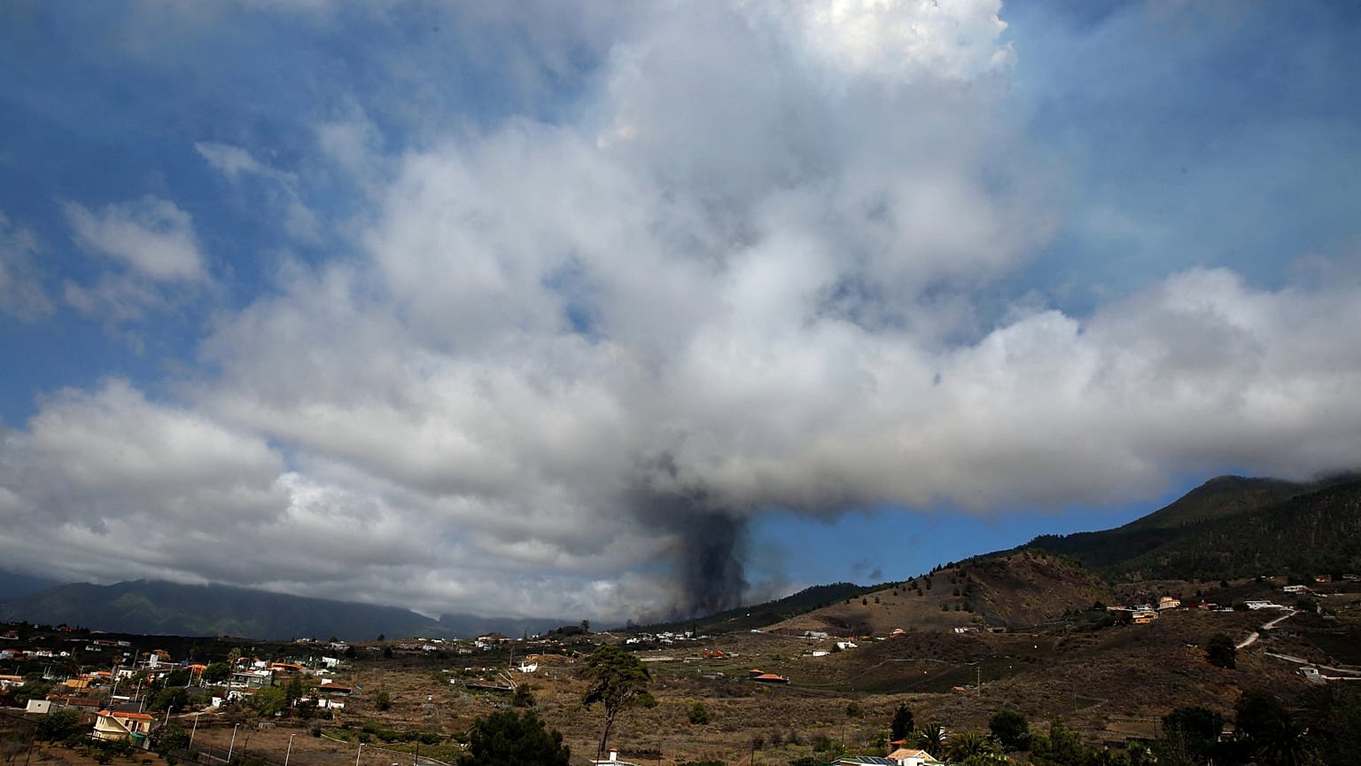 La Palma Adası’nda volkan patlaması alarmı 