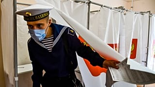 В Крыму и других спорных территориях проходят выборы в Госдуму. 