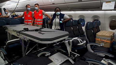 15.706 km: Acht Covid-Intensivpatienten fliegen von Tahiti nach Paris