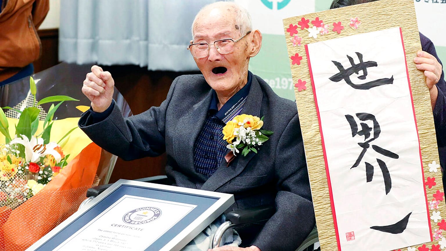 112 yaşındaki Japon Chitetsu Watanabe, dünyanın yaşayan en yaşlı erkeği olarak Guinness Dünya Rekorlar kitabına kaydedildi. 12 Şubat 2020