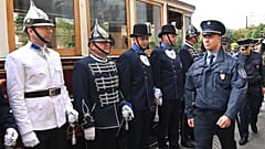 Régi egyenruhákba öltözött rendőrök a Széll Kálmán téren