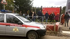 Emberek a Permi Állami Egyetem kapuja előtt 