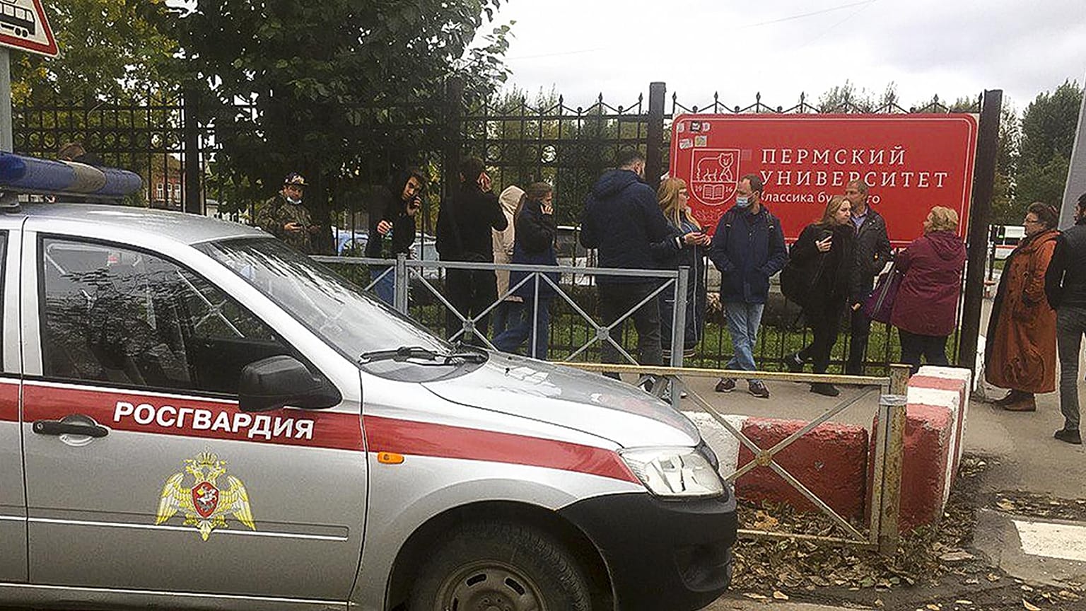 Imagen de la entrada de la universidad momentos después del tiroteo.