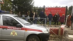 Imagen de la entrada de la universidad momentos después del tiroteo.