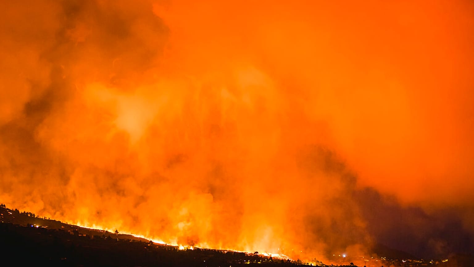 La lava fluye cerca de El Paso, en la isla de La Palma