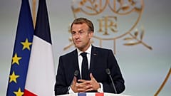 الرئيس الفرنسي إيمانويل ماكرون خلال احتفال في ذكرى الحركيين الجزائريين الذين ساعدوا الجيش الفرنسي في حرب الاستقلال الجزائرية في قصر الإليزيه في باريس، في 20 سبتمبر 2021