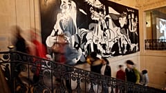 عرض لجدارية غارنيكا، وهي من أشهر أعمال بيكاسو صور فيها أهوال الحرب الأهلية الإسبانية في متحف بيكاسو في باريس، فرنسا.