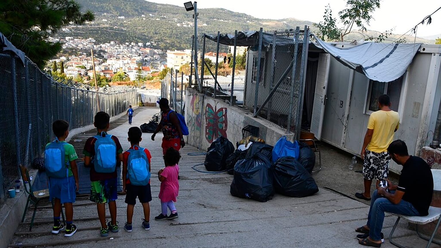 Μετανάστες αποχωρούν από το ΚΥΤ στο Βαθύ της Σάμου