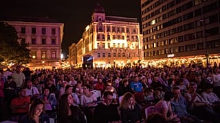Nézők a Bazilika előtt egy korábbi filmmaratonon