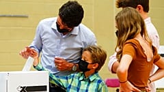 Justin Trudeau bei der Stimmabgabe in Montreal mit seinen Kindern
