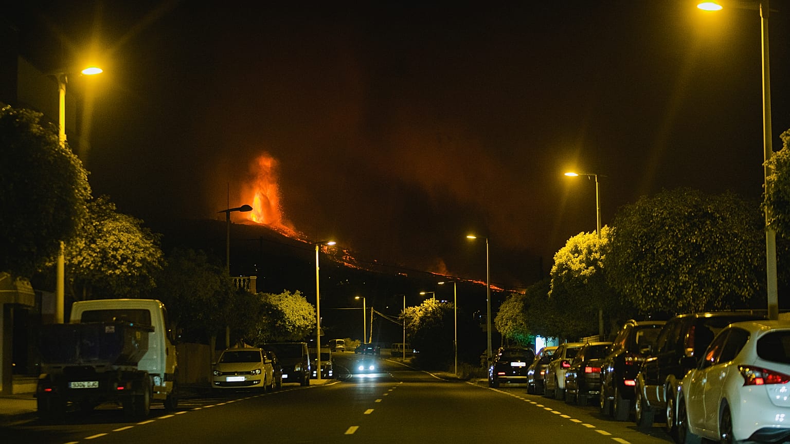 Huida de el Paso, en la isla canaria de La Palma, ante el avance de las coladas de lava, la noche del lunes 20 de septiembre