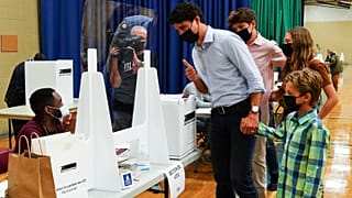 Kanada Başbakanı Trudeau dünkü erken seçimde ailesiyle birlikte sandık başına gitti