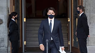 Canadian prime minister Justin Trudeau walks to the lectern as he leaves Rideau Hall after meeting with Gov. Gen. Mary Simon to ask her to dissolve Parliament, August 15, 2021