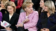 Von links: Ursula von der Leyen (damals, 2009, Bundesfamilienministerin), Bundeskanzlerin Angela Merkel und die Verlegerin Alice Schwarzer am 26.01.2009