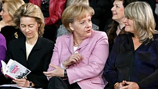 Von links: Ursula von der Leyen (damals, 2009, Bundesfamilienministerin), Bundeskanzlerin Angela Merkel und die Verlegerin Alice Schwarzer am 26.01.2009