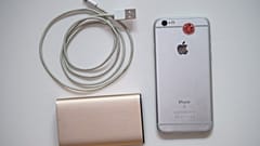 Apple iPhone, bağlantı kablosu ve güç bankası
