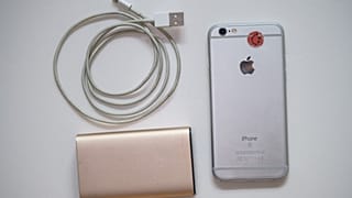 Apple iPhone, bağlantı kablosu ve güç bankası