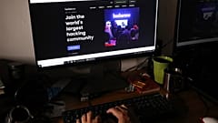 Endonezya'da bir hacker topluluğu web sitesini ziyaret eden bir kişi (arşiv)