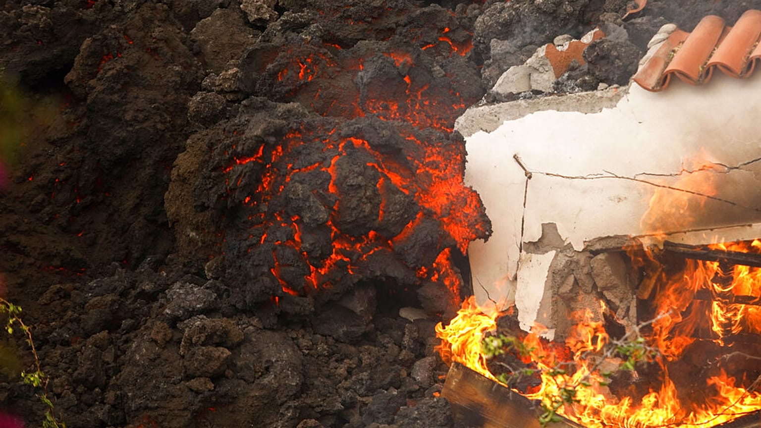La lava del volcán Cumbre Vieja destruye una vivienda cerca de El Paso, en la isla de La Palma