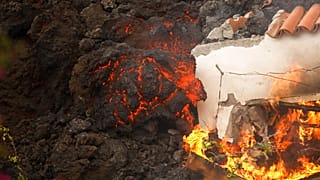 La lava del volcán Cumbre Vieja destruye una vivienda cerca de El Paso, en la isla de La Palma