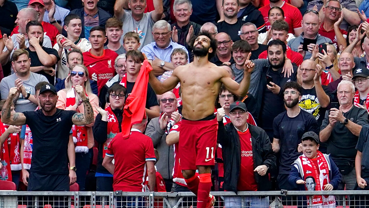 محمد صلاح بعد تسجيله الهدف الثاني خلال مباراة الدوري الإنجليزي لكرة القدم بين ليفربول وكريستال بالاس على ملعب أنفيلد، ليفربول، إنجلترا، السبت 18 سبتمبر 2021 