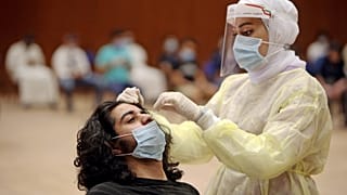 طالب كبير يخضع لاختبار كوفيدـ19 السريع قبل امتحانات التخرج في مدرسة في مدينة الكويت، في 6 يونيو 2021. 
