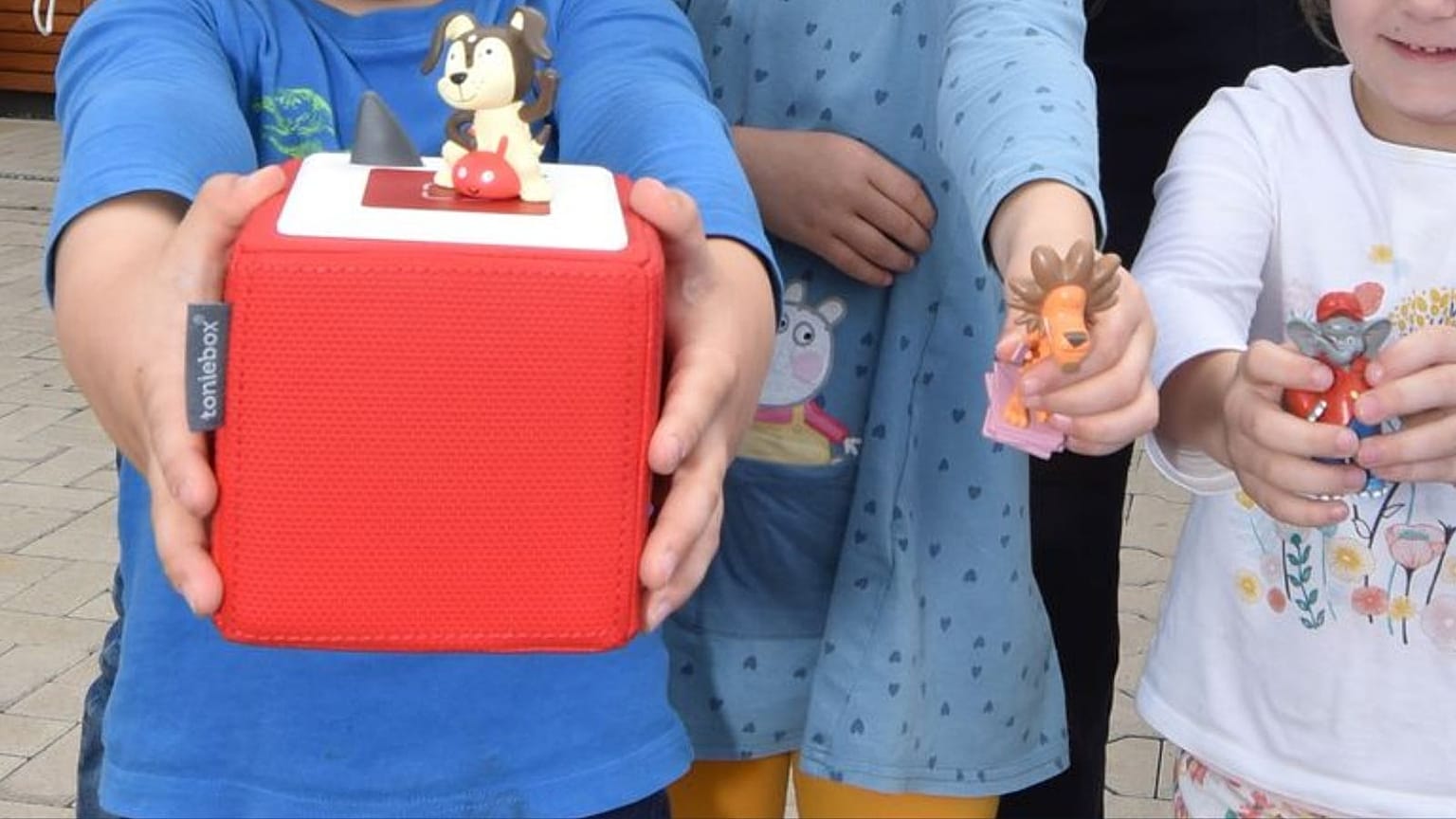 Police Chief Superintendent Rainer Stach, district officer in Halver, returned the toy to the children at the kindergarten.