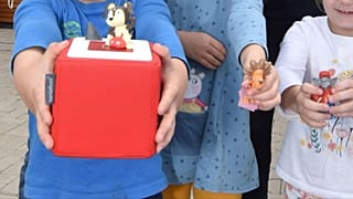 Police Chief Superintendent Rainer Stach, district officer in Halver, returned the toy to the children at the kindergarten.