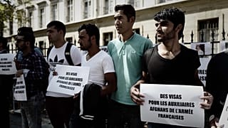 الأفغان الذين عملوا كمترجمين مساعدين للجيش الفرنسي في أفغانستان يتظاهرون خارج مكتب وزير الجيوش الفرنسي للمطالبة بالحماية والتأشيرات، باريس، فرنسا، 9 سبتمبر 2018