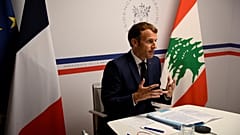 الرئيس الفرنسي إيمانويل ماكرون يشير أثناء حضوره مؤتمر المانحين للبنان، جنوب فرنسا 4 أغسطس 2021