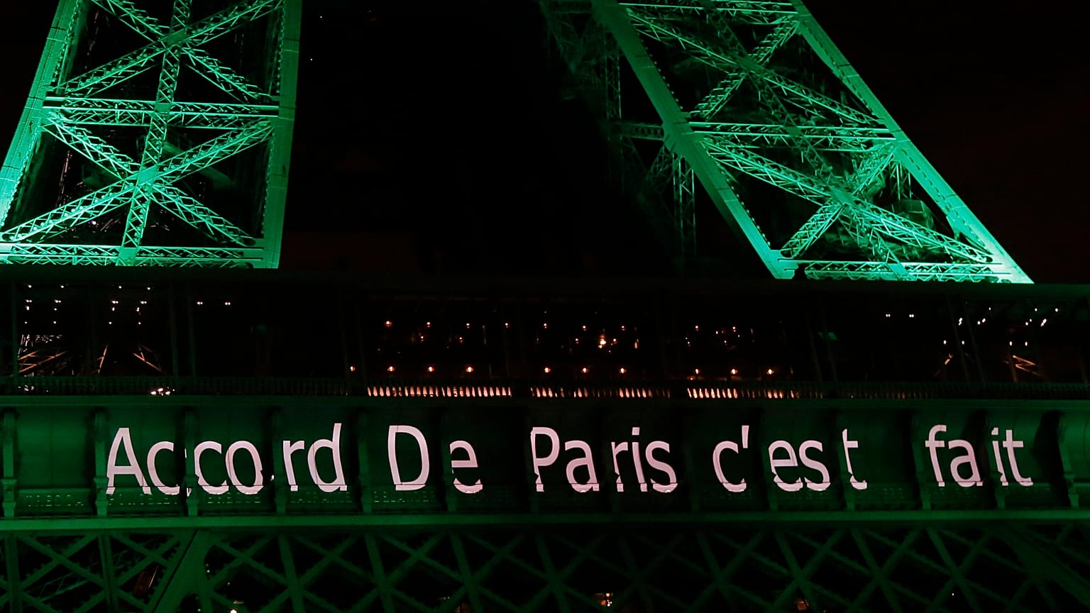 Paris İklim Anlaşması'nın yürürlüğe girmesinin ardından kentin sembollerinden Eyfel Kulesi yeşil renkte ışıklandırılmış "Paris Anlaşması tamam" yazılmıştı