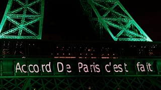 Paris İklim Anlaşması'nın yürürlüğe girmesinin ardından kentin sembollerinden Eyfel Kulesi yeşil renkte ışıklandırılmış "Paris Anlaşması tamam" yazılmıştı