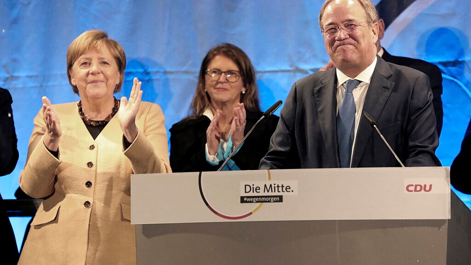 Chanceler Merkel confrontada por manifestantes 
