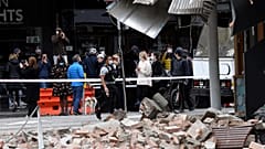 Des dégâts visibles dans la rue commerçante Chapel Street à Melbourne (Australie) ce mercredi 22 septembre