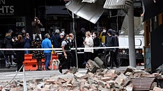 Des dégâts visibles dans la rue commerçante Chapel Street à Melbourne (Australie) ce mercredi 22 septembre