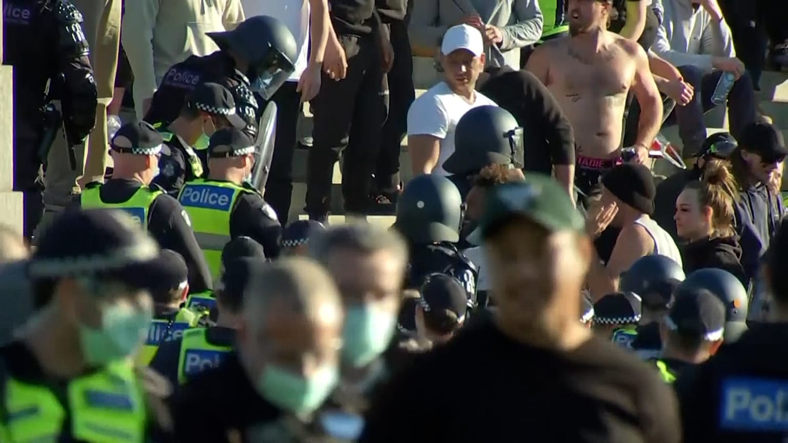 Koronavírus: oltásellenes tüntetést tartottak Melbourne-ben