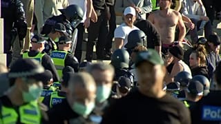 Koronavírus: oltásellenes tüntetést tartottak Melbourne-ben