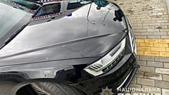 Следы от пули на машине помощника Зеленского. 