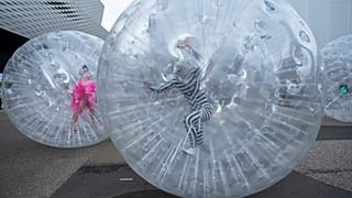 Performance TEARS des Briten Monster Chetwynd 