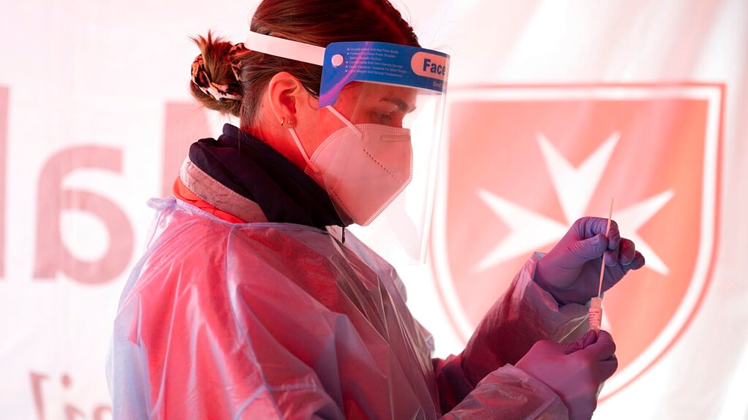 Eine Malteser-Mitarbeiterin wartet auf das Ergebnis eines Corona-Schnelltests