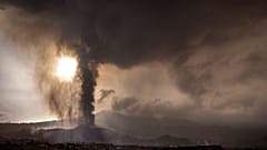 La lava de la erupción de un volcán fluye en la isla de La Palma en las Canarias, España, el miércoles 22 de septiembre de 2021.