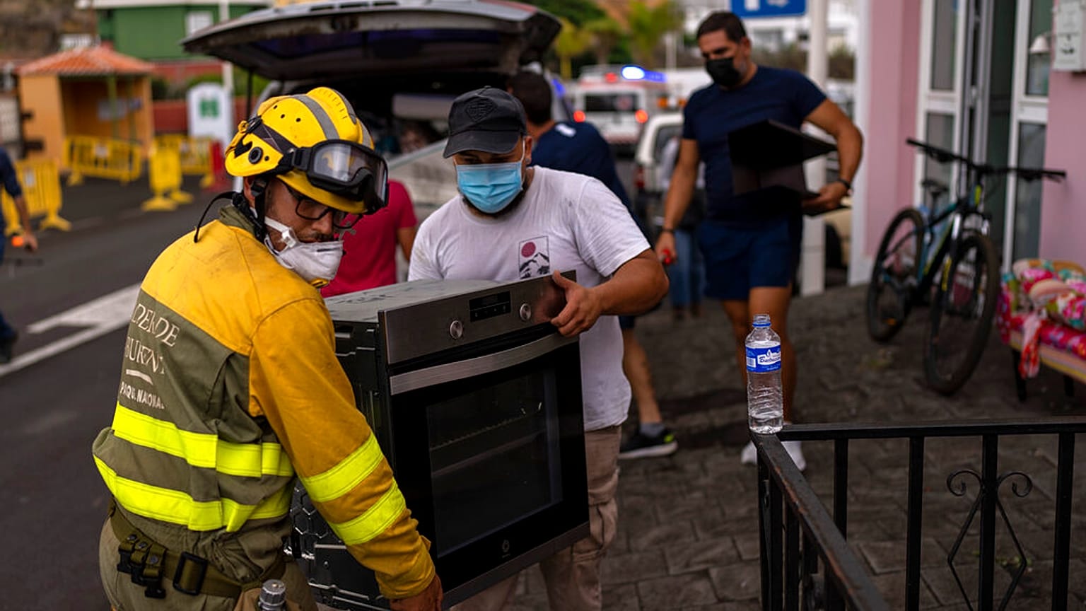 Menschen bringen ihre Habseligkeiten in Sicherheit