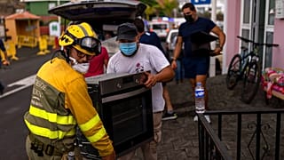 Menschen bringen ihre Habseligkeiten in Sicherheit