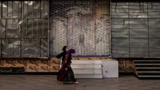 نساء في العاصمة الأفغانية أمام صالون حلاقة نسائي مغلق